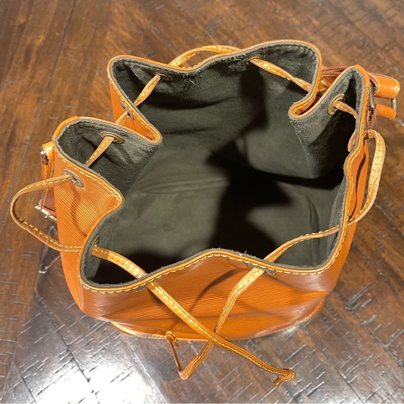 LOUIS VUITTON Noe Epi Leather Tote Drawstring Bucket Shoulder Bag GM, Mandarin - Picture 14 of 16